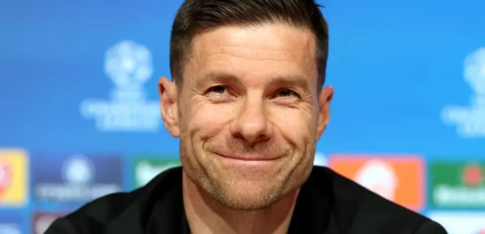 Entrenador sonriendo en conferencia de prensa