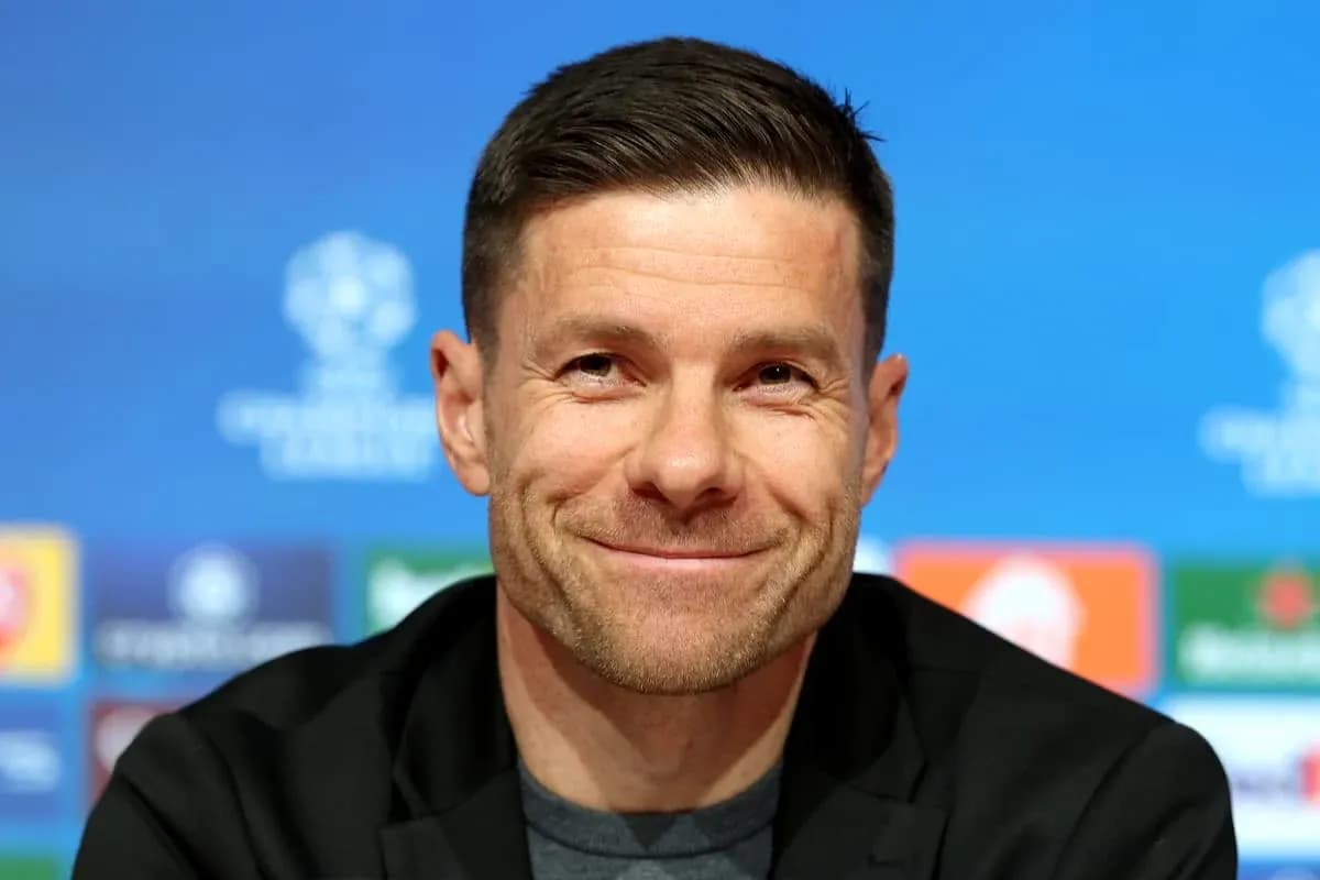 Entrenador sonriendo en conferencia de prensa