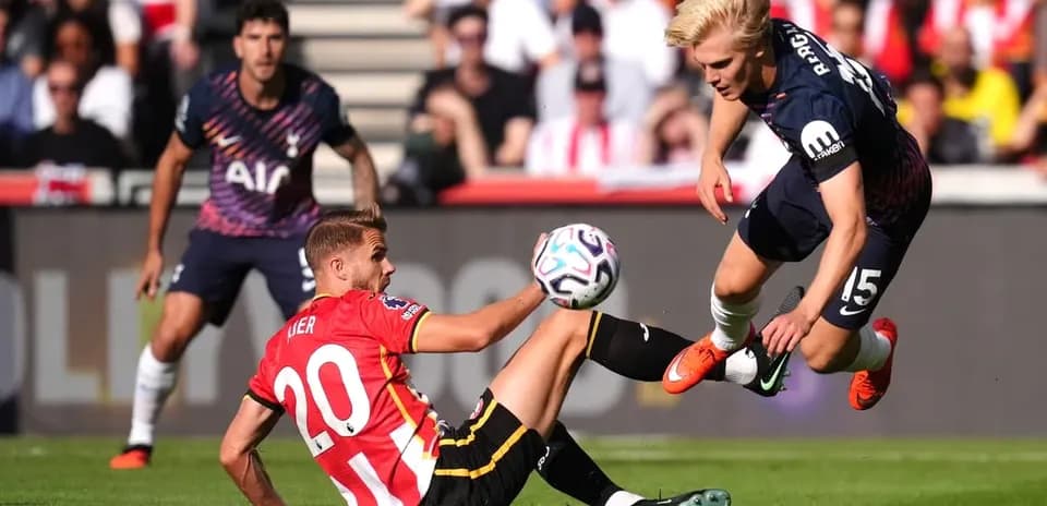 Jugador cae mientras disputa el balón en el partido