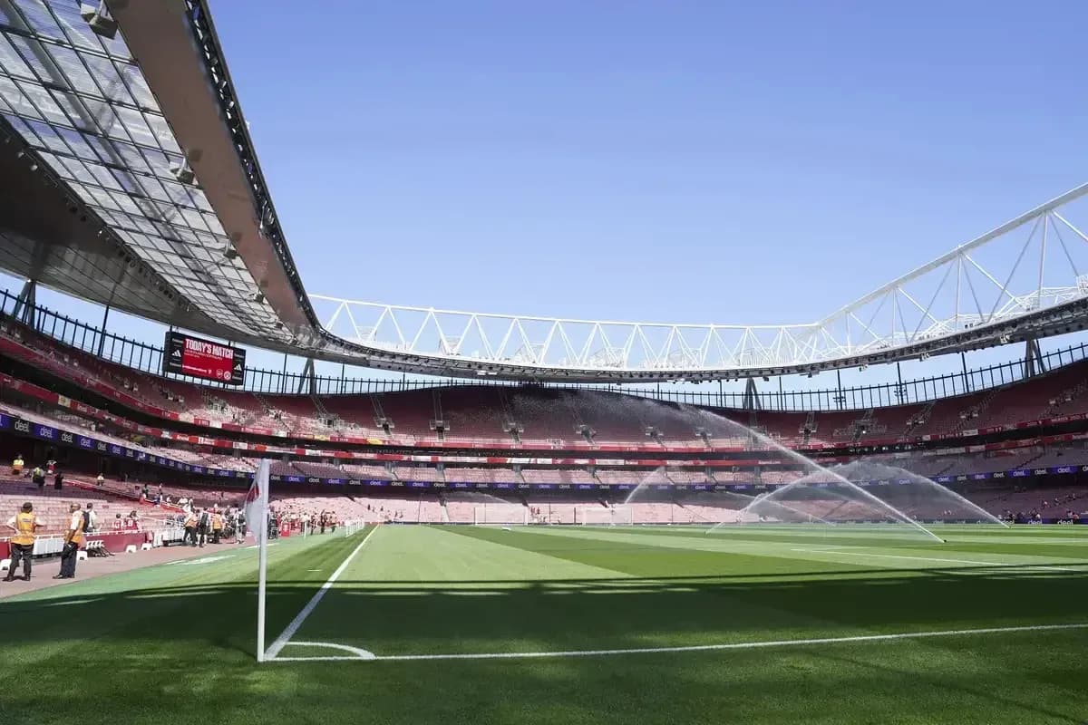 Estadio con césped regado antes del partido