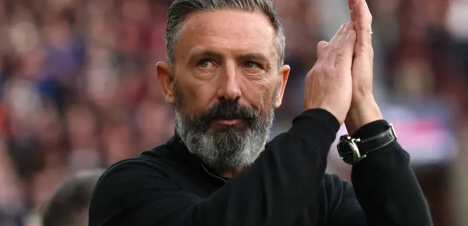 Entrenador aplaudiendo en el estadio durante el partido