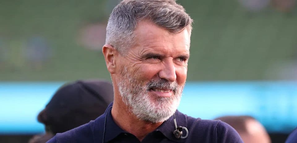 Hombre con barba sonriendo en un evento deportivo