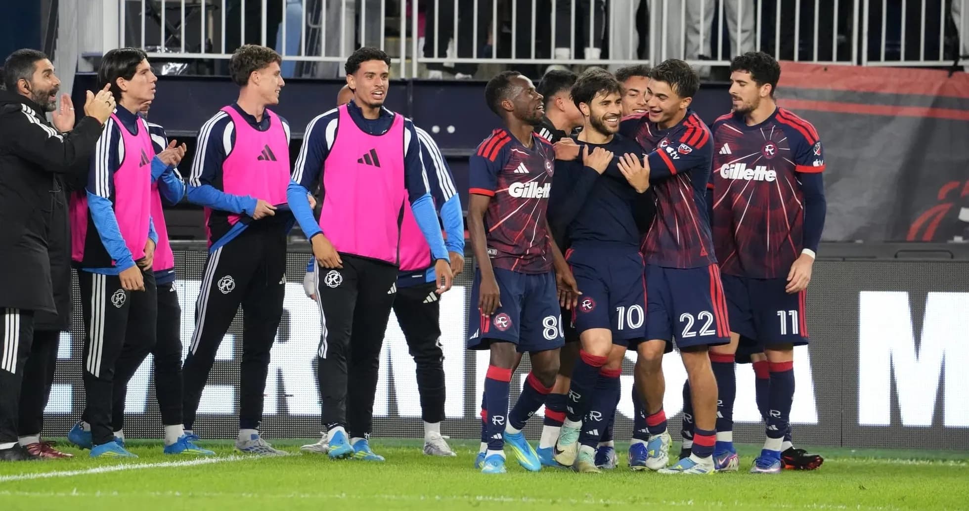 Jugadores celebrando un gol en el partido