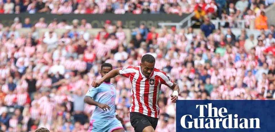 Jugador corriendo con balón en partido de fútbol