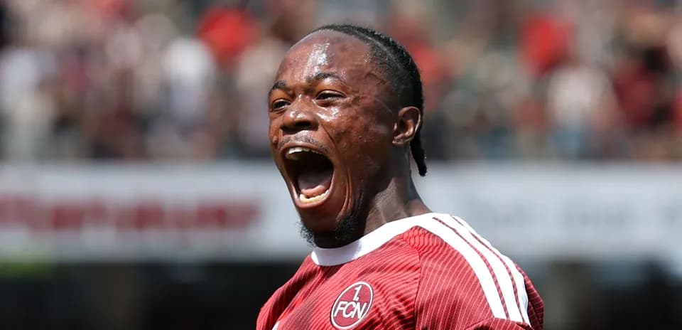 Jugador celebrando un gol en el estadio