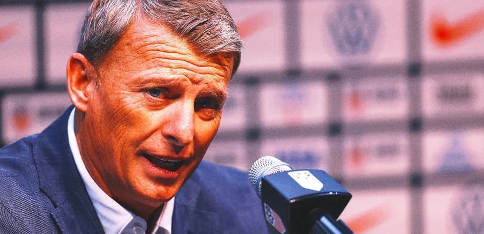 Entrenador hablando en conferencia de prensa