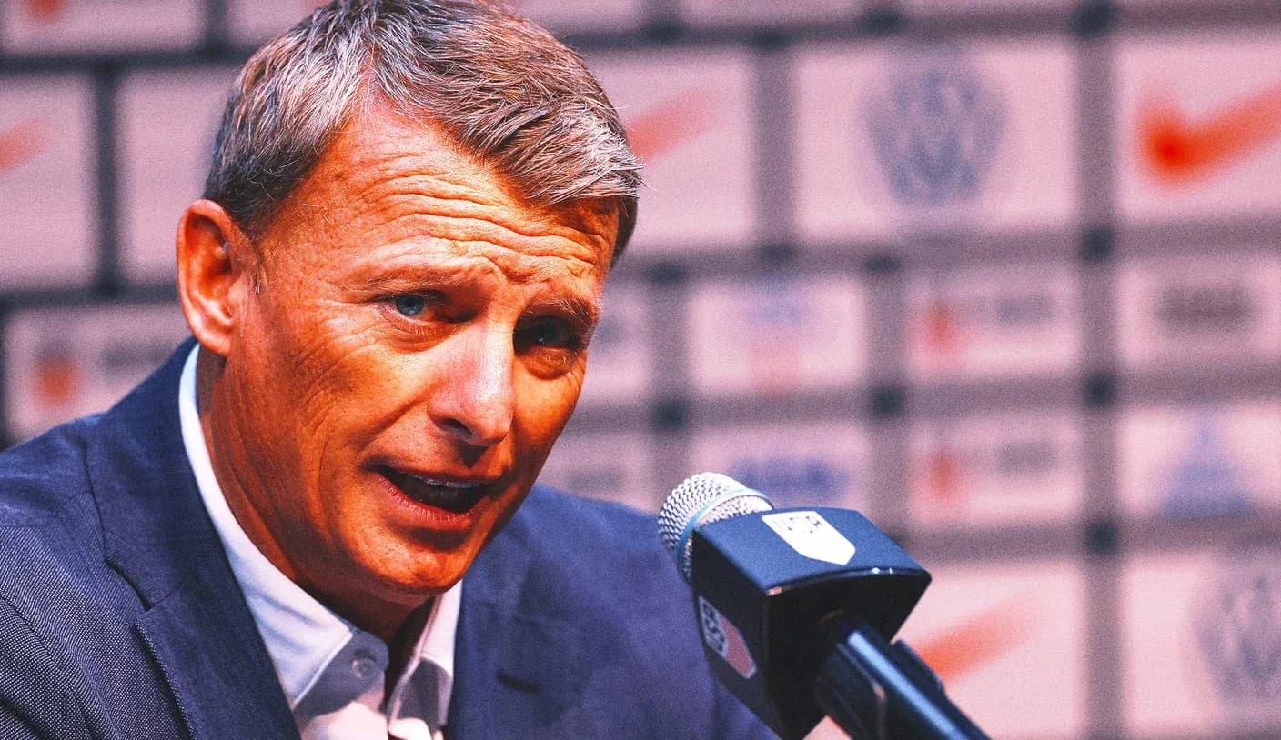 Entrenador hablando en conferencia de prensa