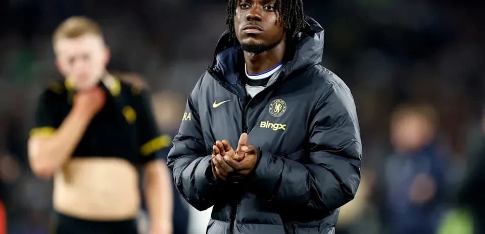 Jugador de Chelsea aplaudiendo en el campo