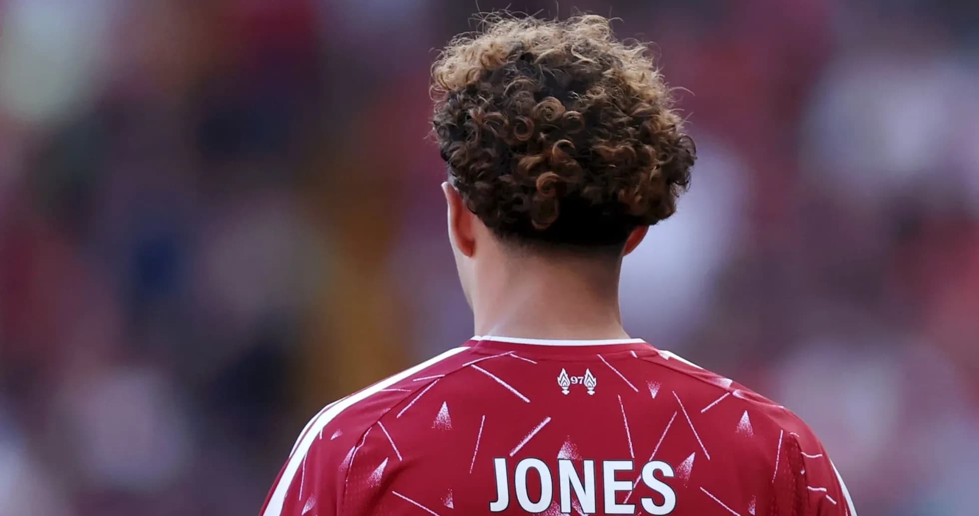 Jugador con camiseta roja y nombre 'JONES' en la espalda