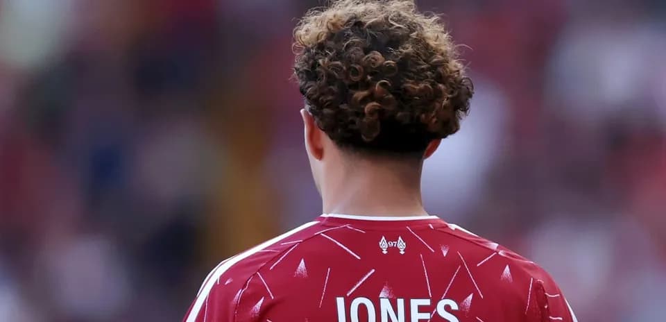 Jugador con camiseta roja y nombre 'JONES' en la espalda