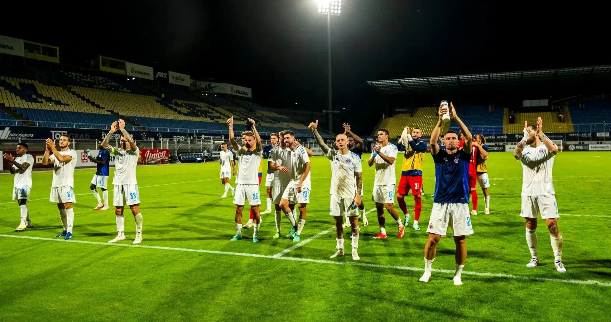 Jugadores de Slovan Bratislava celebrando en el campo