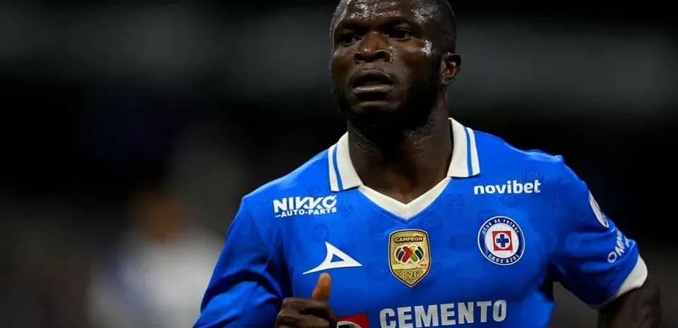 Jugador de Cruz Azul en partido de fútbol