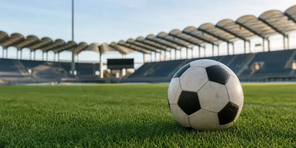 Balón de fútbol en el campo del estadio vacío