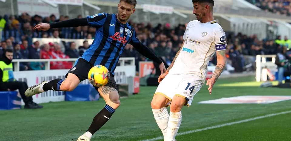 Jugadores compitiendo por el balón en Cagliari