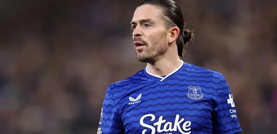 Jugador de Everton en camiseta azul durante partido