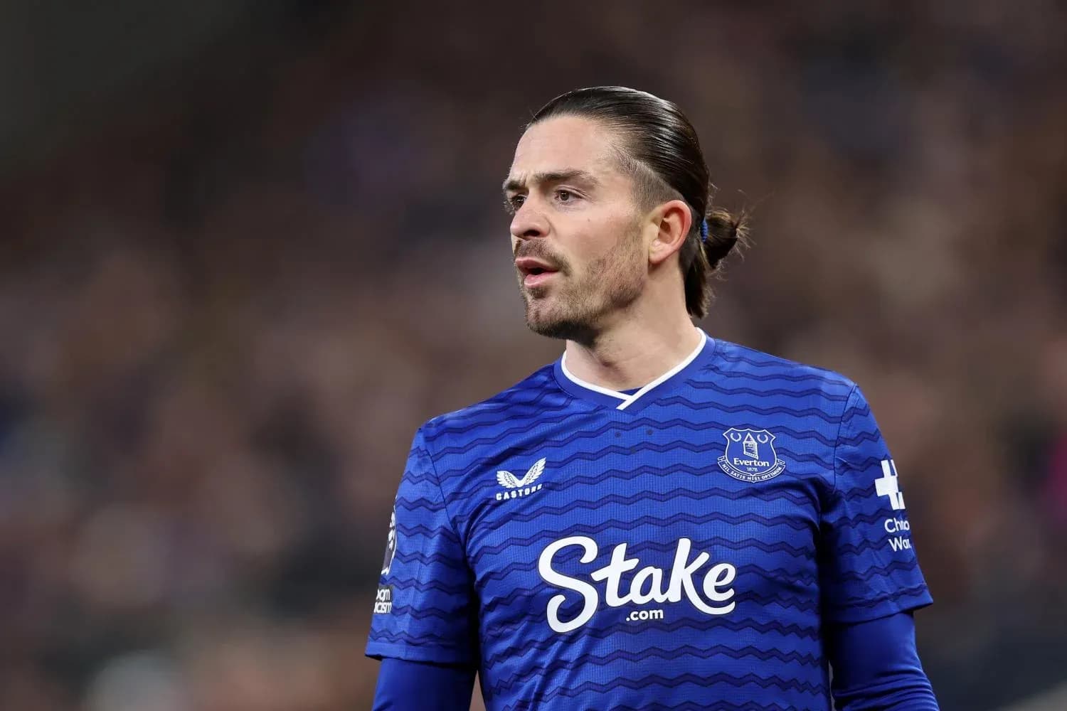 Jugador de Everton en camiseta azul durante partido