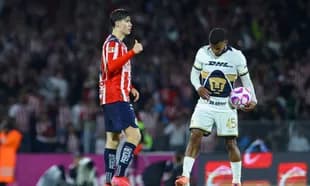 Jugadores de Chivas y Pumas en el partido