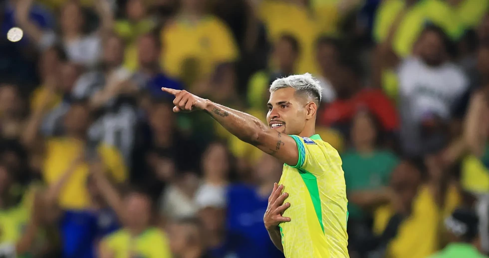Jugador brasileño señalando a la afición durante el partido