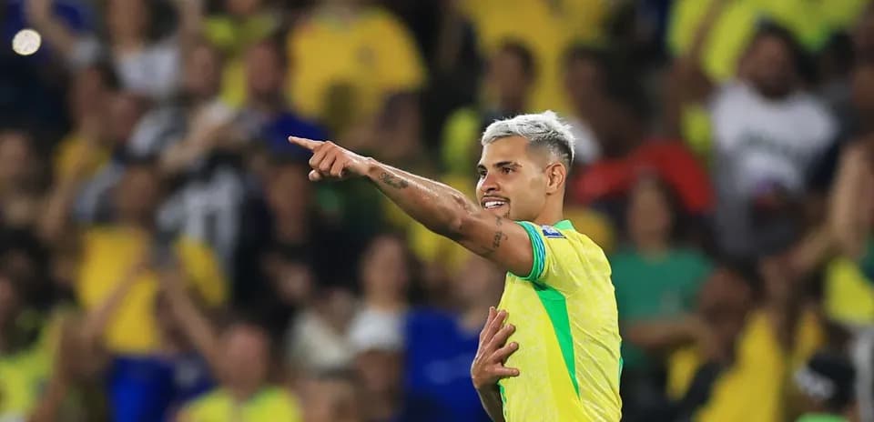 Jugador brasileño señalando a la afición durante el partido