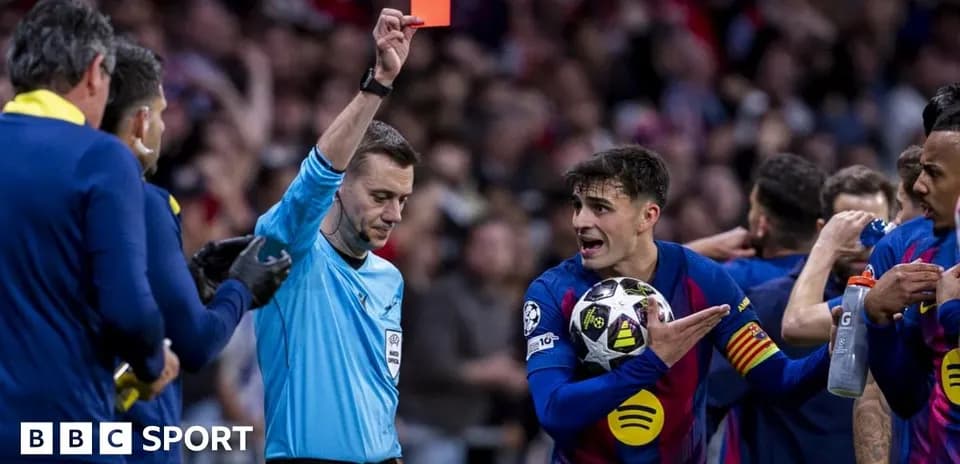 Árbitro mostrando tarjeta roja a jugador de Barcelona