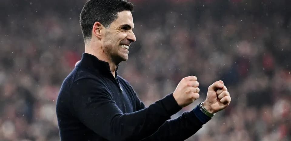 Entrenador celebrando un gol en el estadio