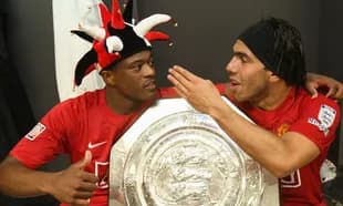 Jugadores celebrando con trofeo en vestuario