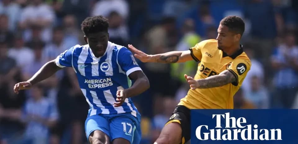 Jugador de Brighton driblando mientras es presionado