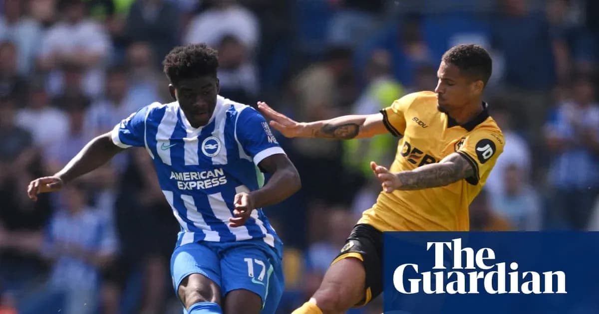 Jugador de Brighton driblando mientras es presionado