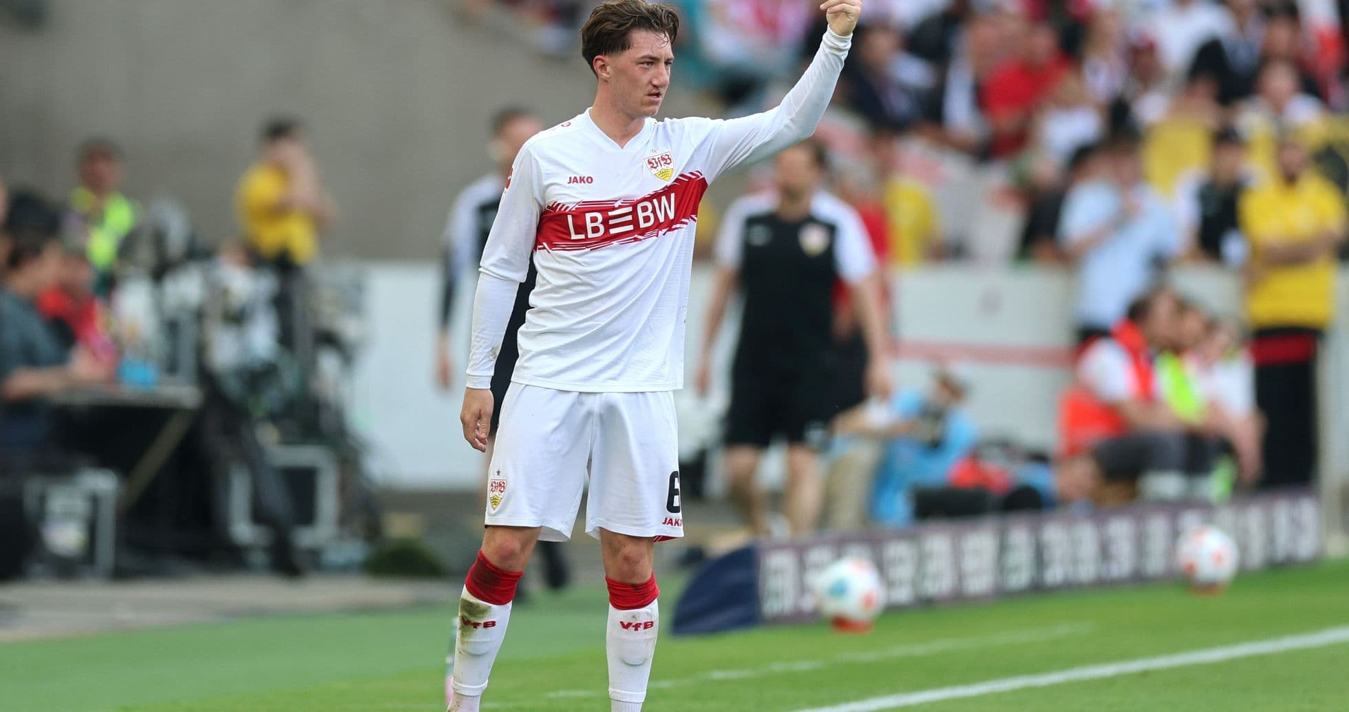 Jugador de Stuttgart señalando durante un partido