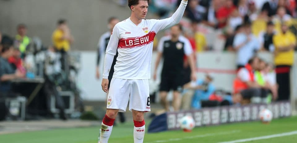 Jugador de Stuttgart señalando durante un partido