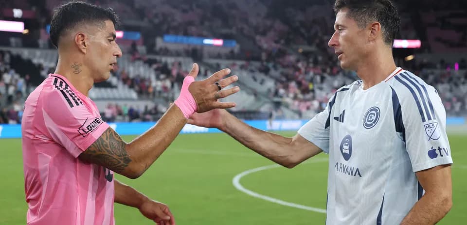 Jugadores saludándose después del partido