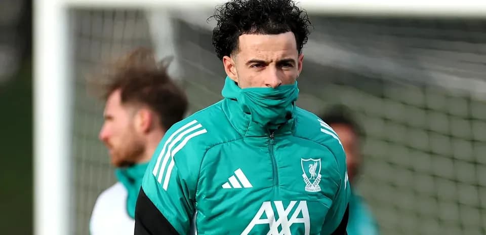 Jugador entrenando con sudadera de Liverpool FC