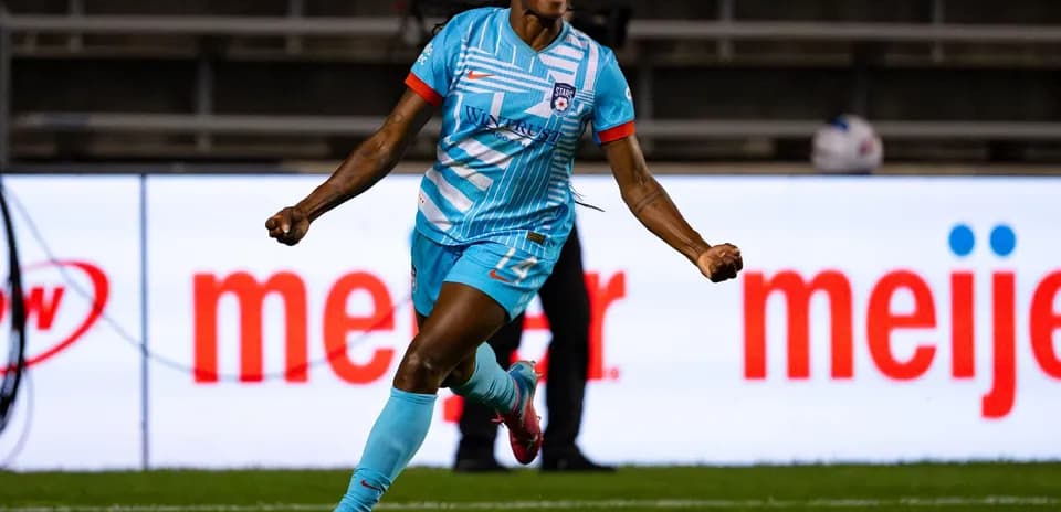 Jugadora celebrando un gol en el partido