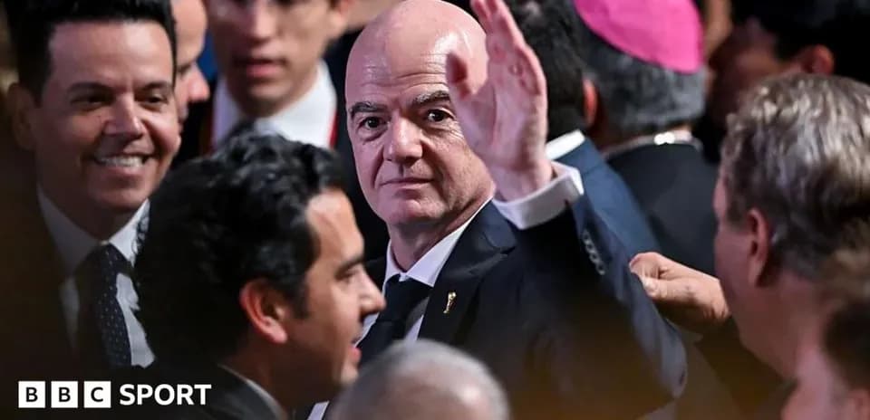 Gianni Infantino saludando en evento oficial