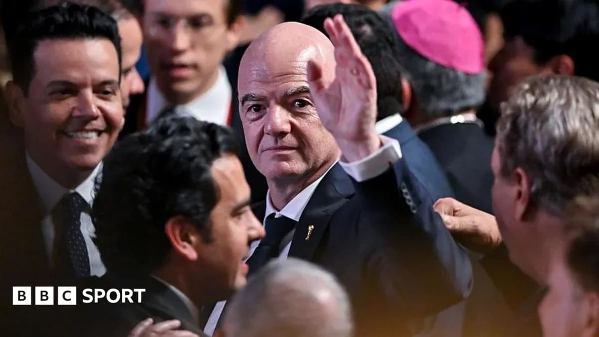 Gianni Infantino saludando en evento oficial