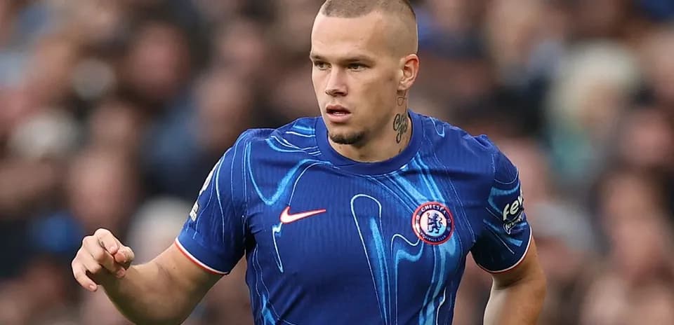 Jugador de Chelsea corriendo en el campo de fútbol