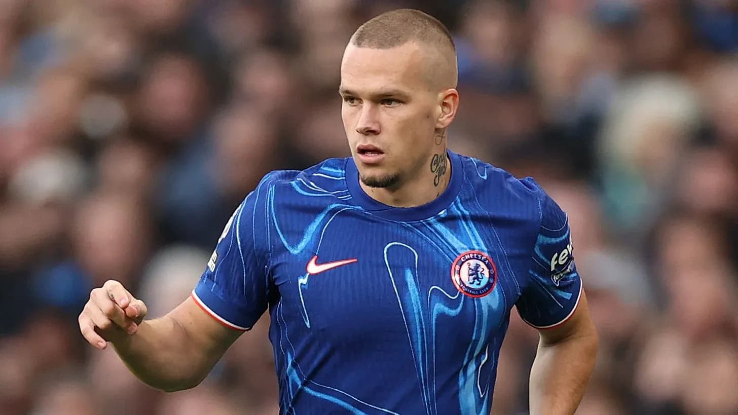 Jugador de Chelsea corriendo en el campo de fútbol