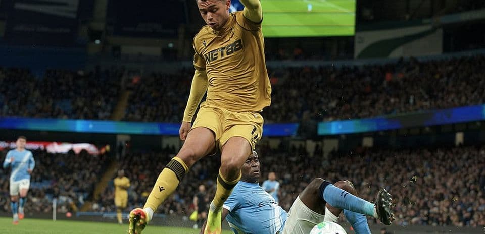 Jugador de Crystal Palace cae ante Manchester City