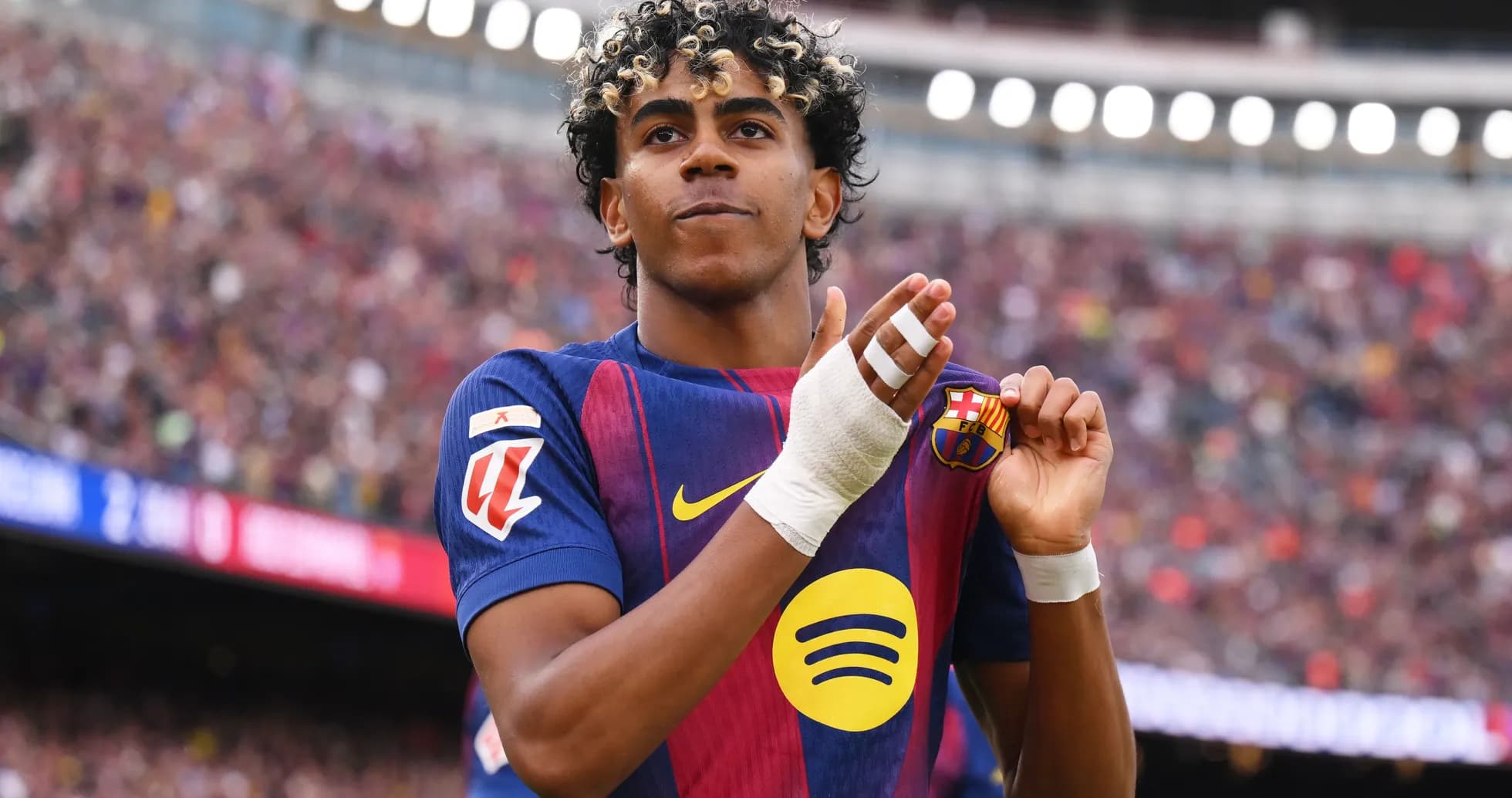 Jugador aplaudiendo mientras muestra el escudo del Barcelona