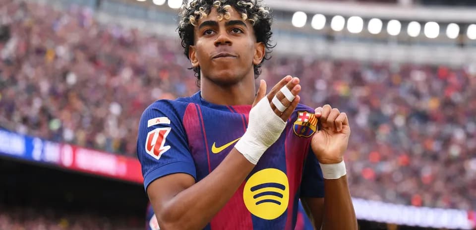 Jugador aplaudiendo mientras muestra el escudo del Barcelona