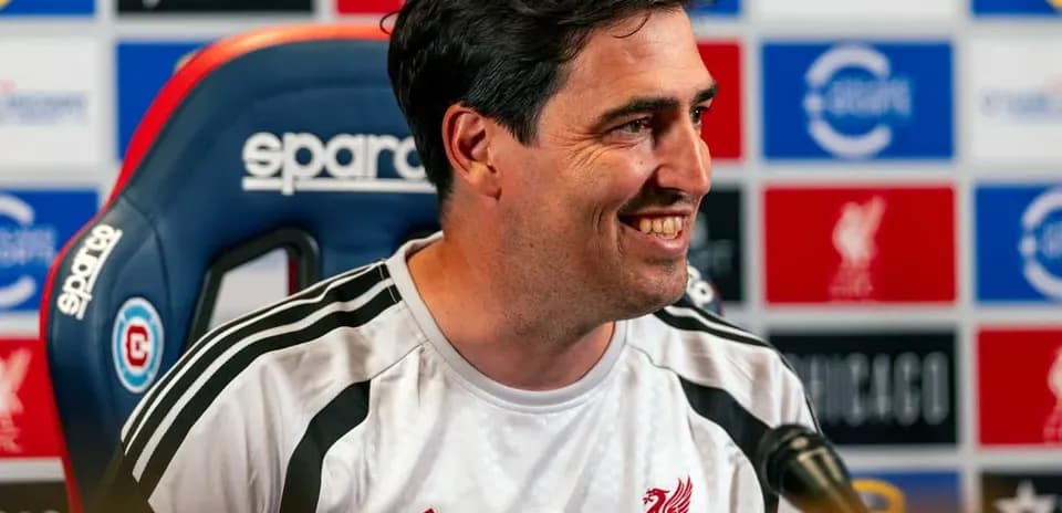 Entrenador sonriendo en conferencia de prensa