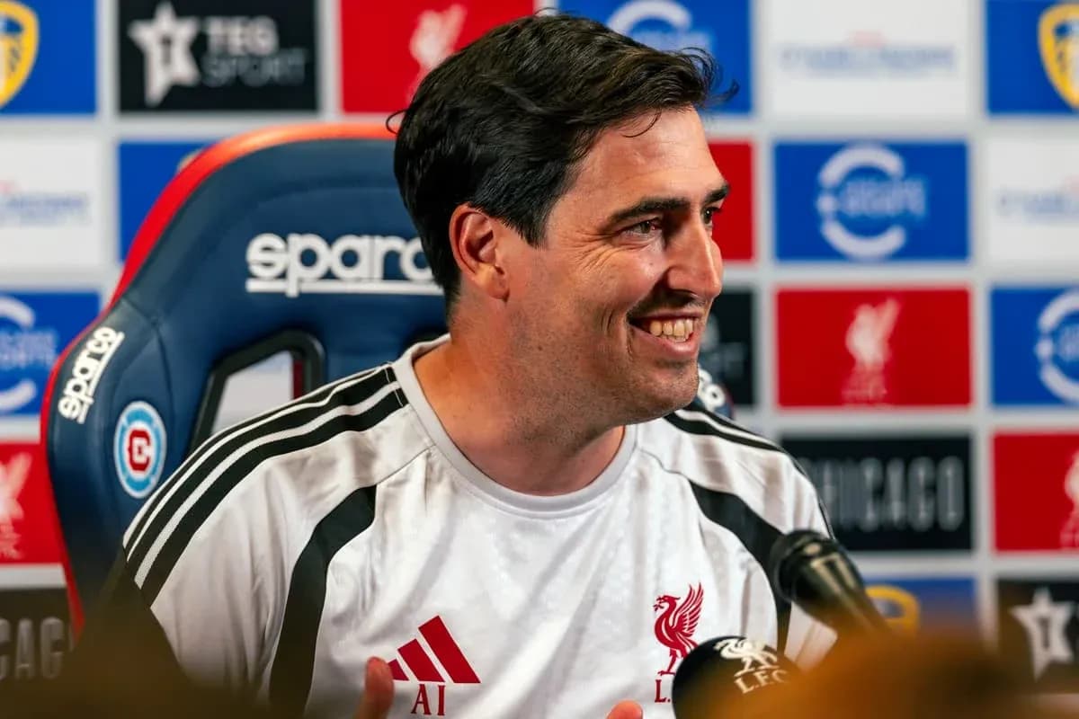 Entrenador sonriendo en conferencia de prensa