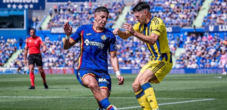 Jugador de Getafe en acción contra Oviedo