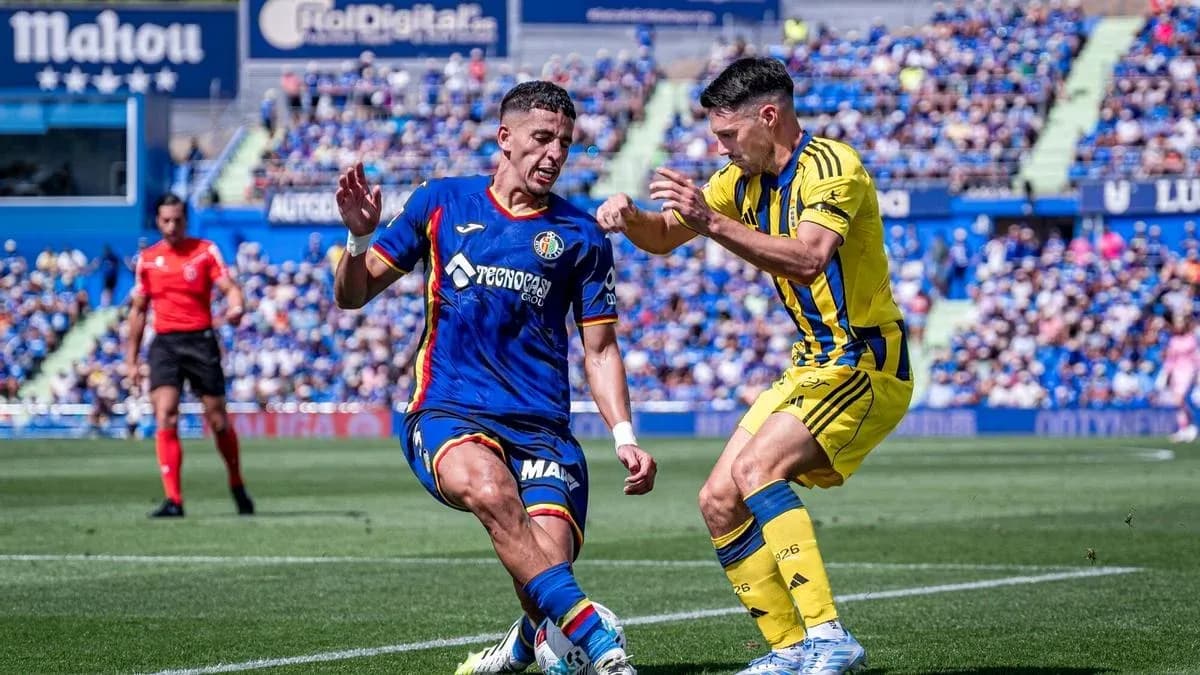 Jugador de Getafe en acción contra Oviedo