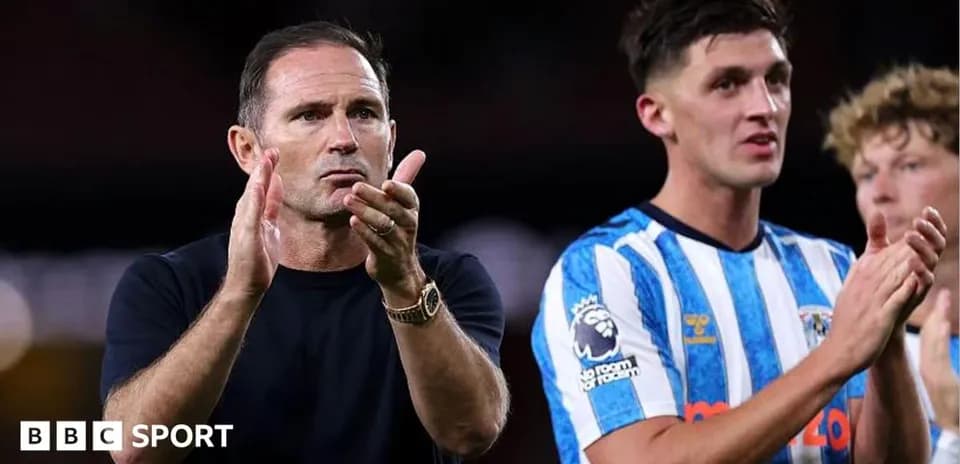 Entrenador y jugador aplaudiendo tras el partido