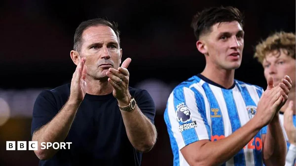 Entrenador y jugador aplaudiendo tras el partido