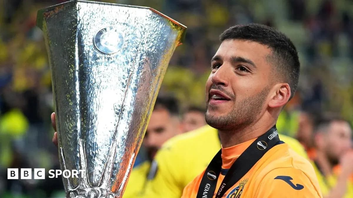 Jugador sosteniendo el trofeo de la Europa League