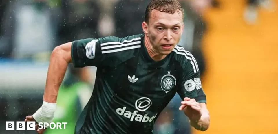 Jugador de Celtic corriendo bajo la lluvia