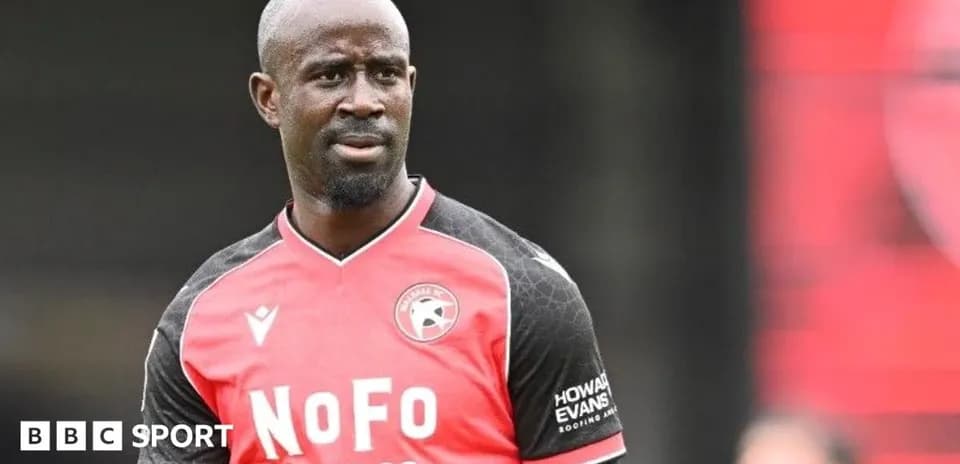 Jugador en uniforme rojo y negro en el campo