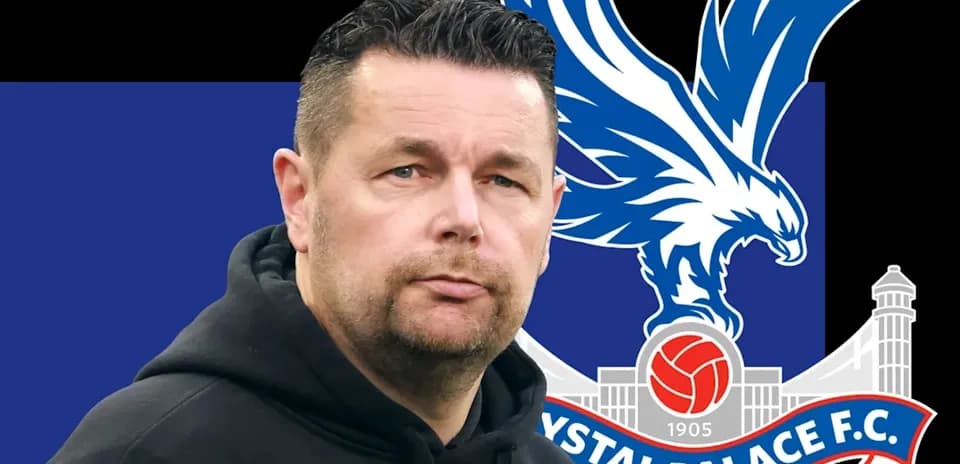 Entrenador de Crystal Palace con logo del club